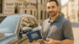Ein Kfz-Schlüsseldienst-Techniker steht neben einem Auto und hält ein Programmiergerät sowie einen Autoschlüssel in der Hand. Er bietet Dienstleistungen wie Autoschlüssel-Programmierung und Schlüsselersatz an.